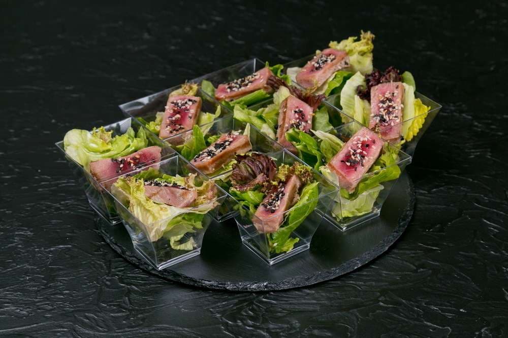 Мини-салат с тунцом на гриле 1 шт.