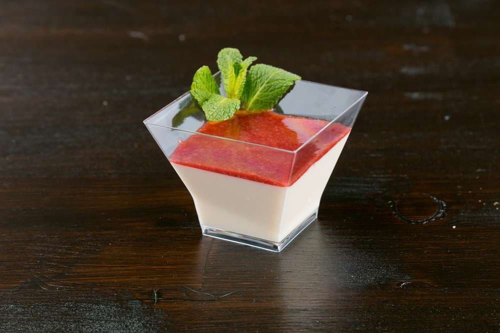 Панна кота с ягодным соусом