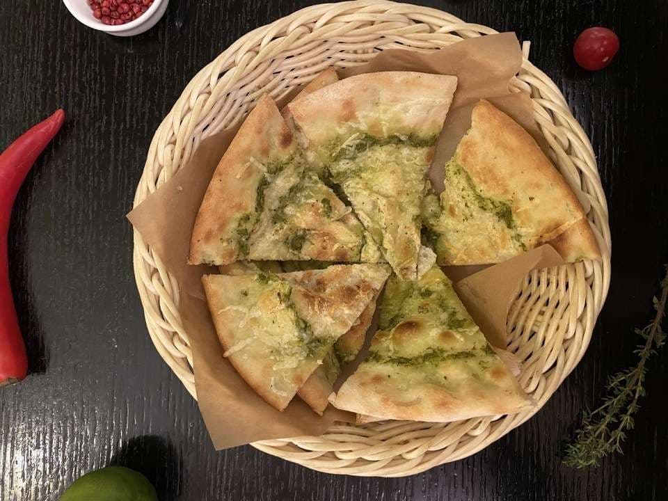 Фокачча с соусом песто и пармезаном