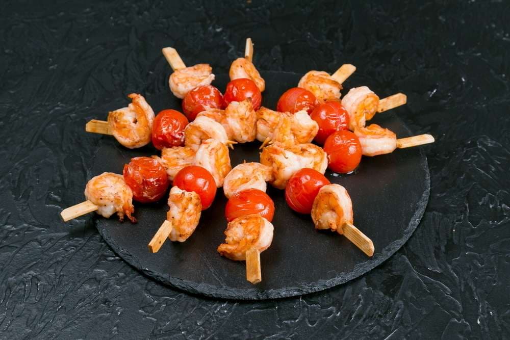 Мини шашлык с тигровой креветкой и черри