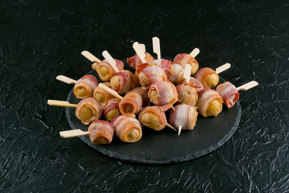 Мини-шашлык брошет из мини картофеля с беконом