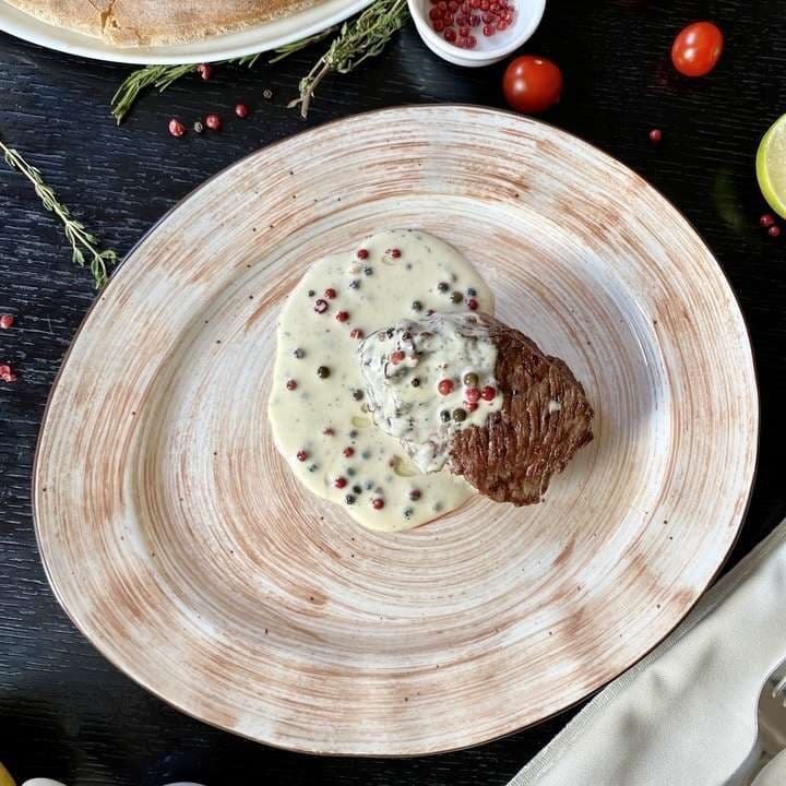 Филе миньон с соусом из зеленого перца