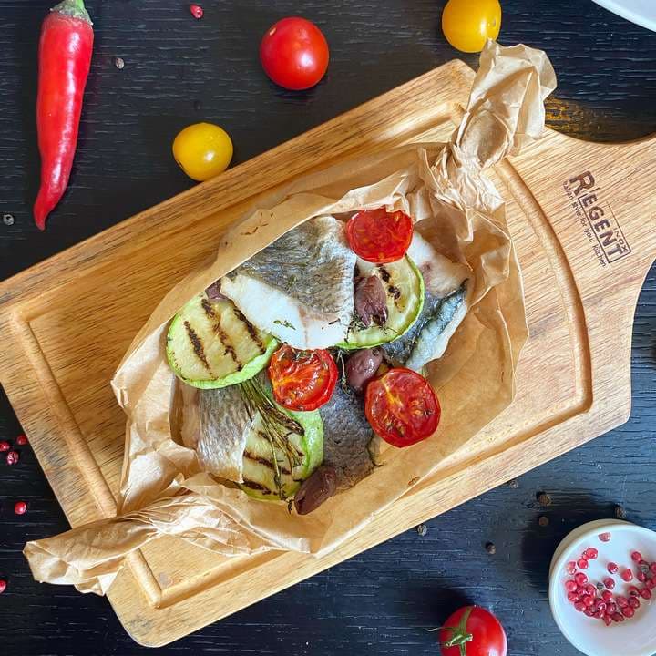 Филе сибаса, запеченное в пергаменте с оливками и кабачками