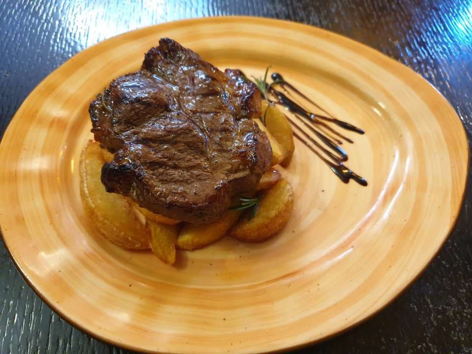 Стейк из свинины с картофелем по-деревенски