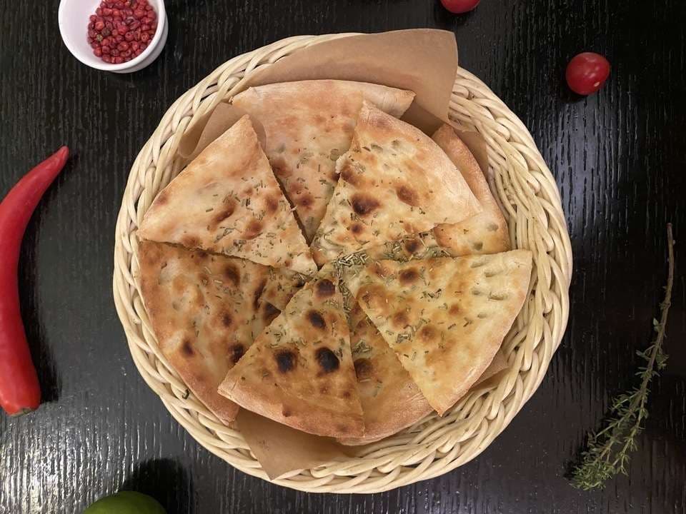 Фокачча с чесноком и розмарином