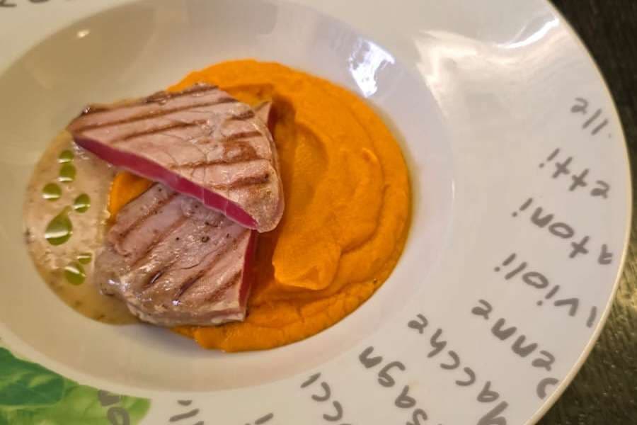 Стейк из тунца с морковным пюре