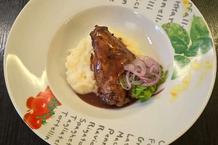 Томленая ножка кролика с картофельным пюре и соусом порто