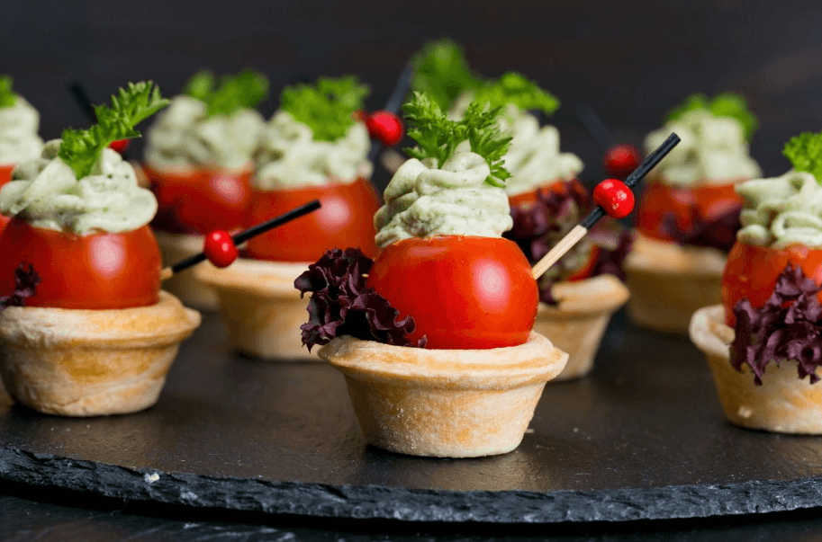 Канапе с помидорами Черри, фаршированные сыром рикотта