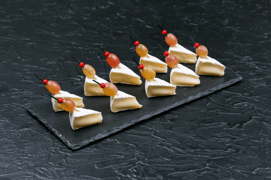 Канапе Камамбер с виноградом