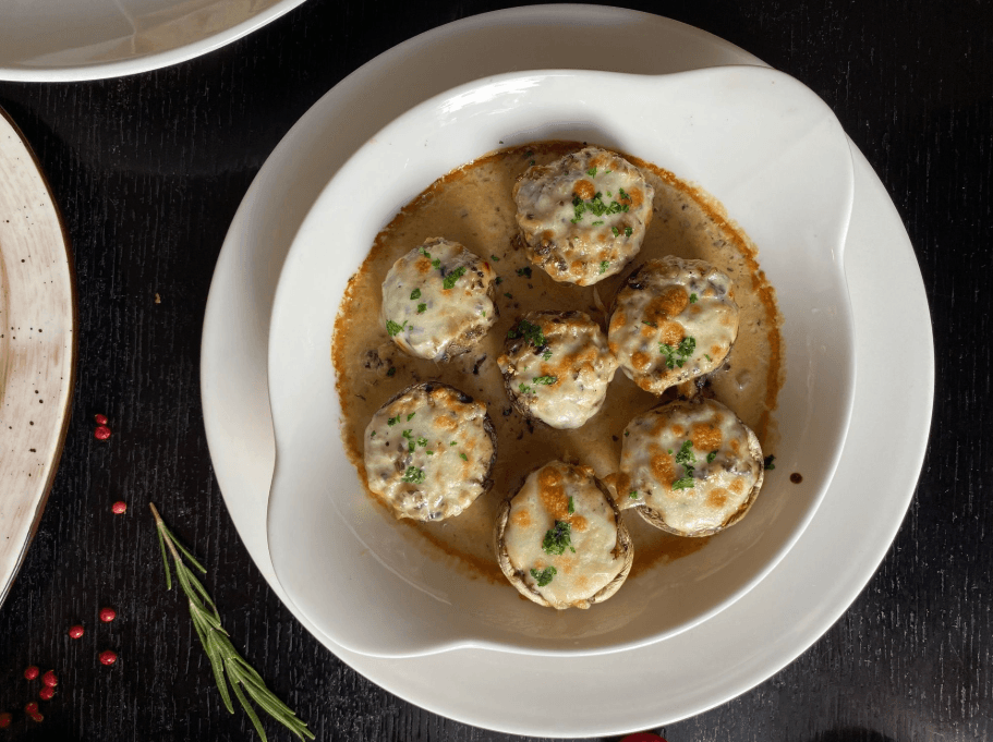 Шляпки шампиньонов, запеченные с горгонзолой