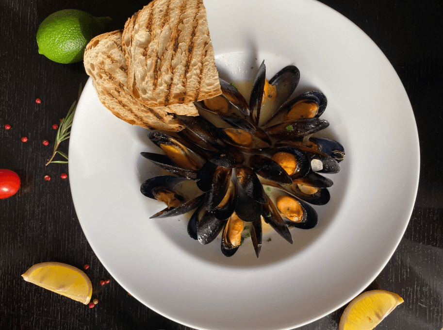 Мидии в винном соусе