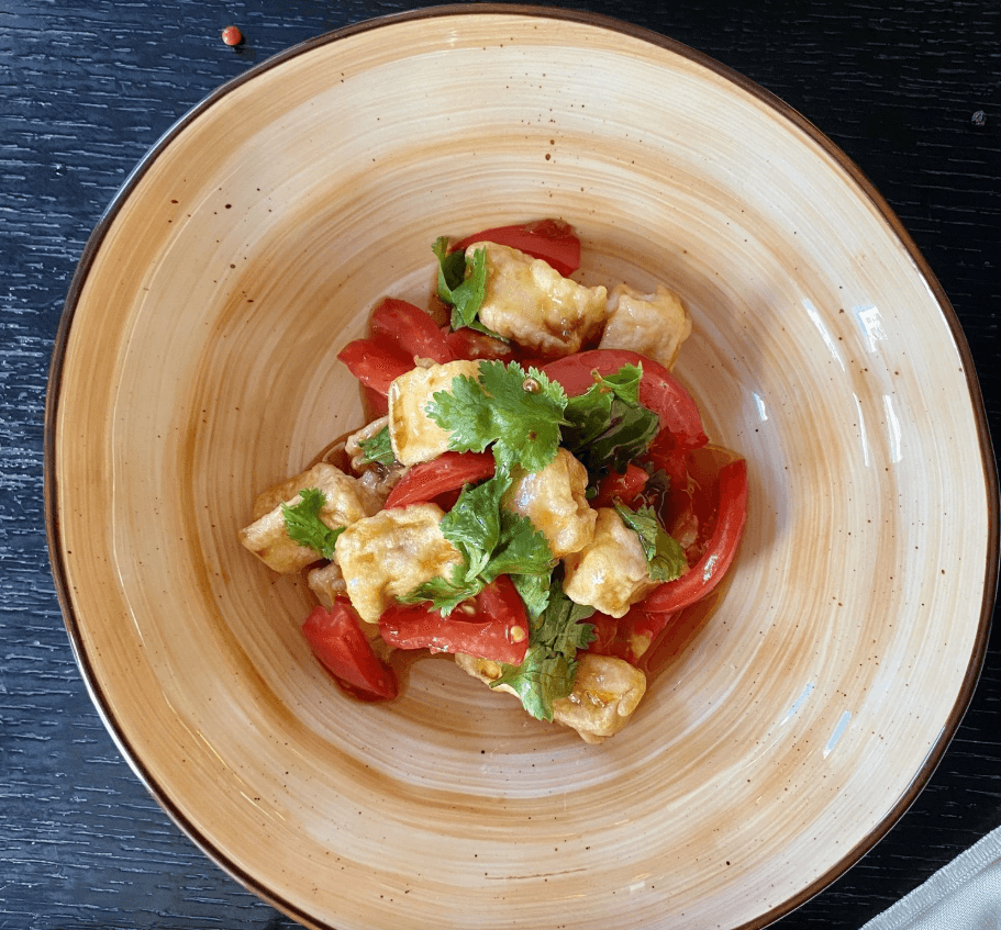 Салат с хрустящими баклажанам, помидорами, арахисом