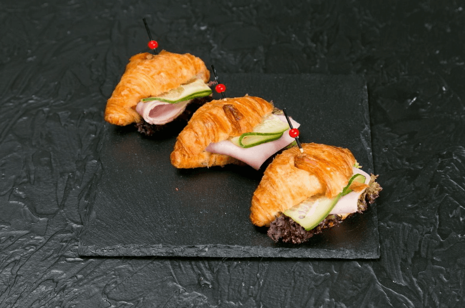 Мини-круассаны с ветчиной и сыром моцарелла