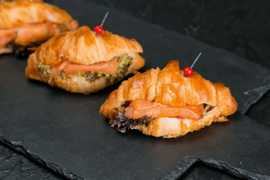 Мини-круассаны с лососем