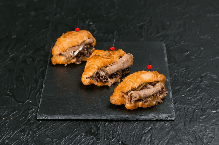 Мини-круассаны с языком говяжьим и хреном