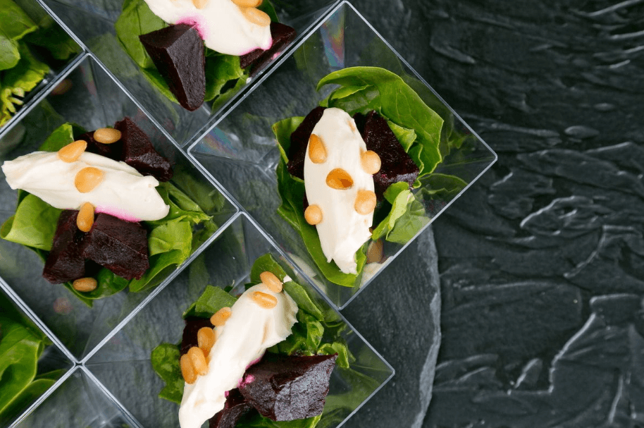 Мини-салат из печеной свеклы, шпината, кедровыми орешками и рикоттой